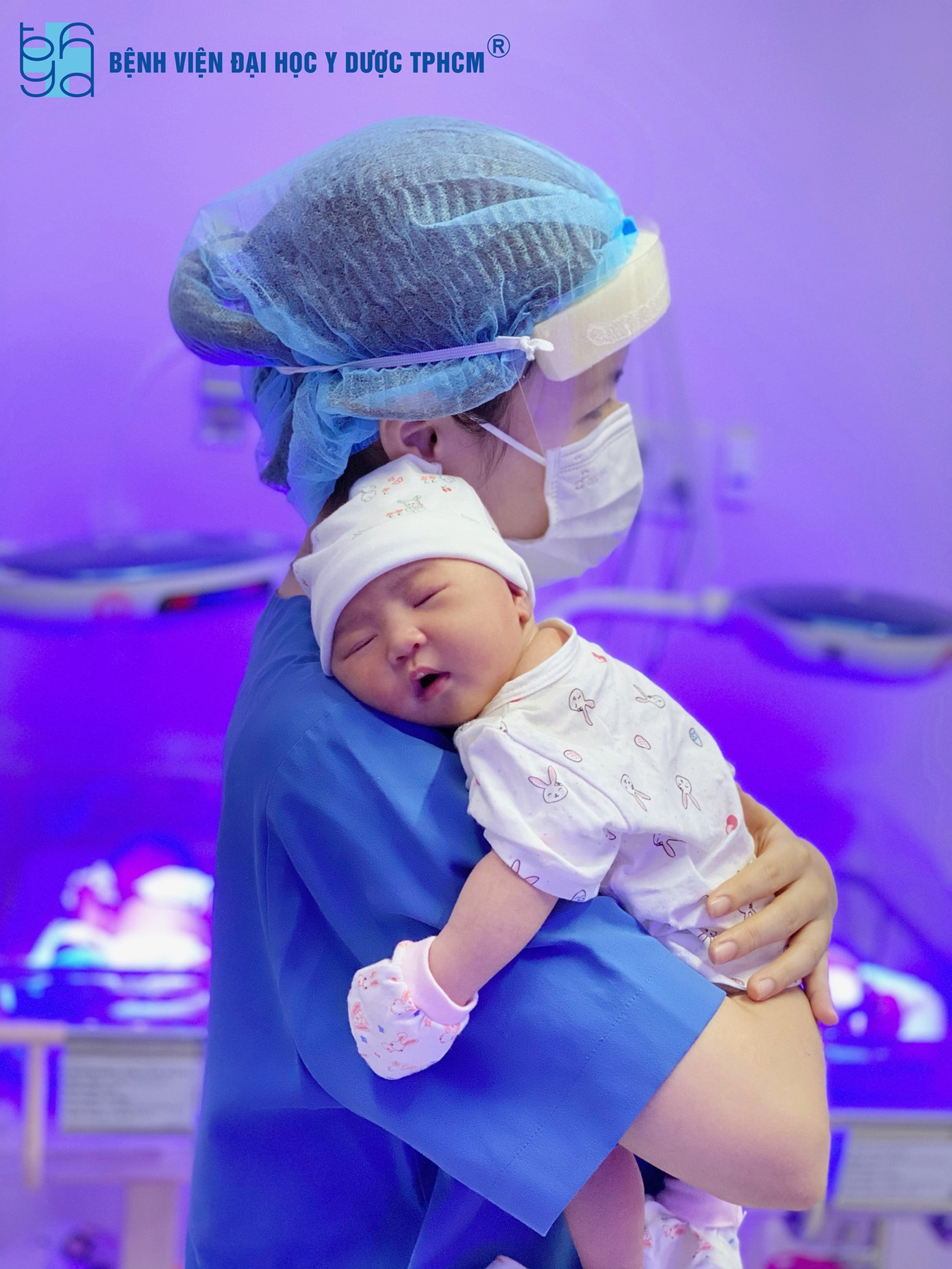 Rung động những bức ảnh y bác sĩ bệnh viện mùa COVID-19 tự chụp cho nhau ảnh 1