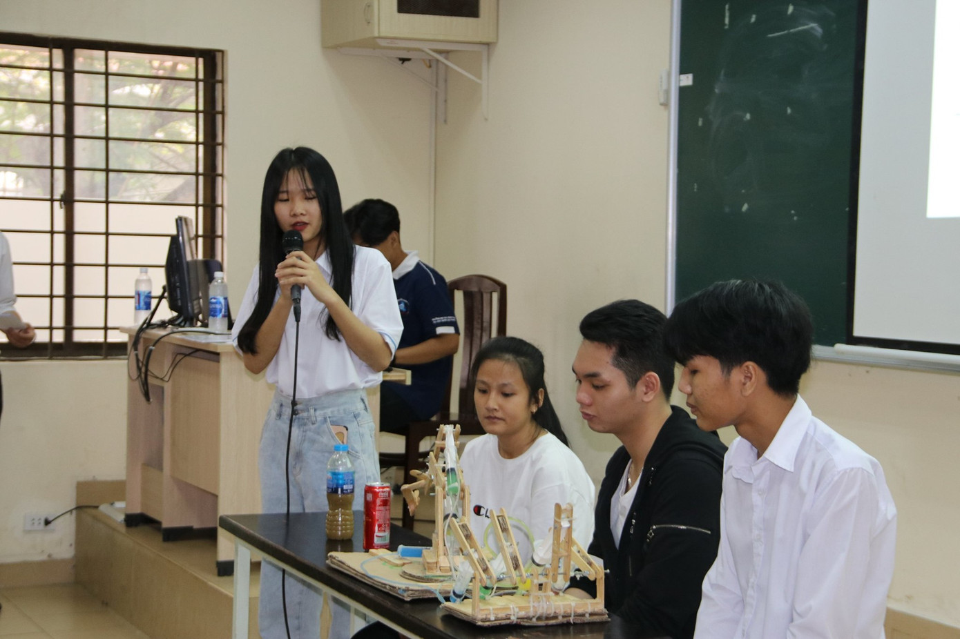 Xem sinh viên năm nhất sáng tạo tại Ngày hội Kỹ thuật trường ĐH Bách khoa (ĐHQG TP. HCM) ảnh 4