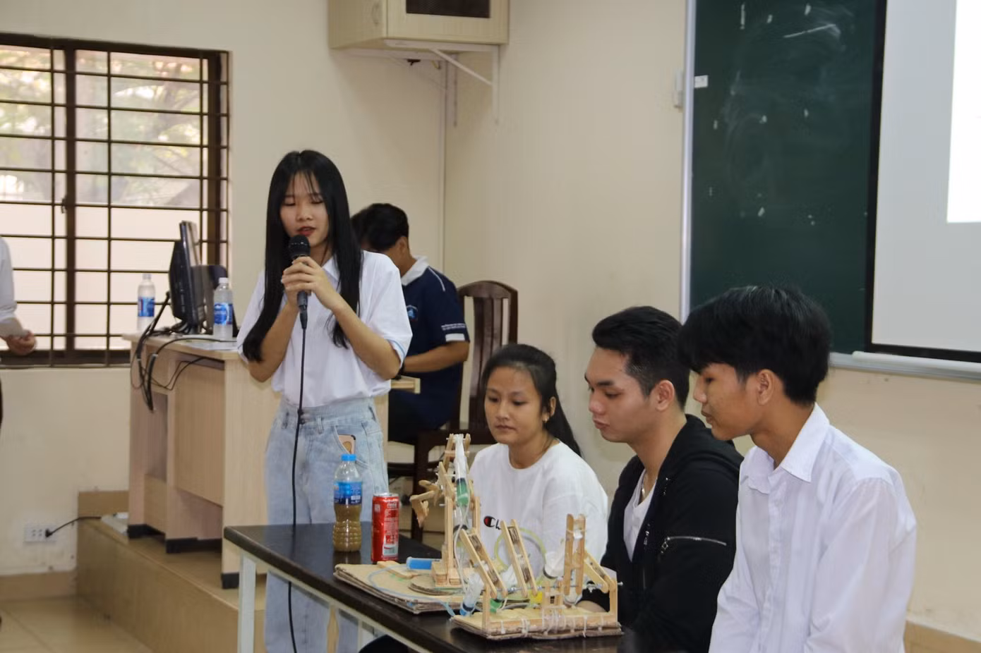 Xem sinh viên năm nhất sáng tạo tại Ngày hội Kỹ thuật trường ĐH Bách khoa (ĐHQG TP. HCM) ảnh 4