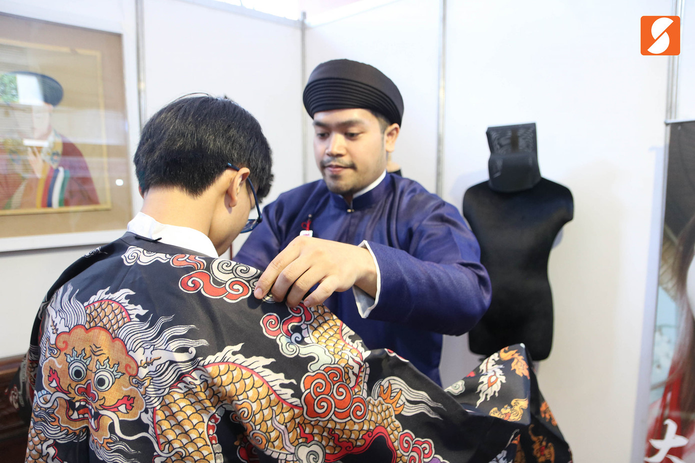 Người trẻ “ngỡ ngàng” với cổ phục Việt ảnh 4