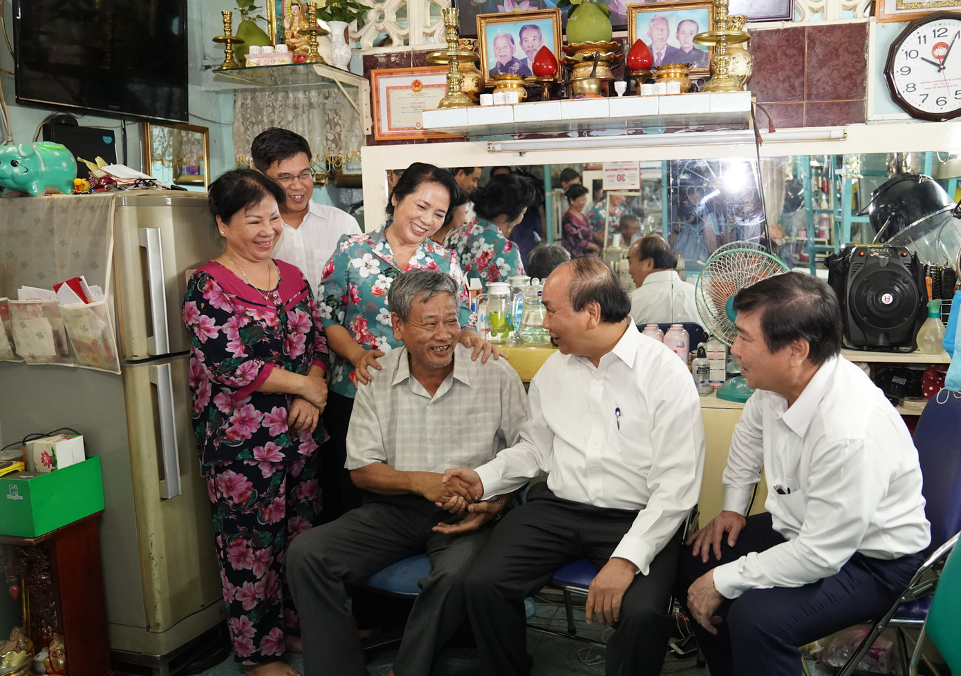 Thủ tướng Nguyễn Xuân Phúc tặng quà gia đình chính sách tại TPHCM ảnh 3