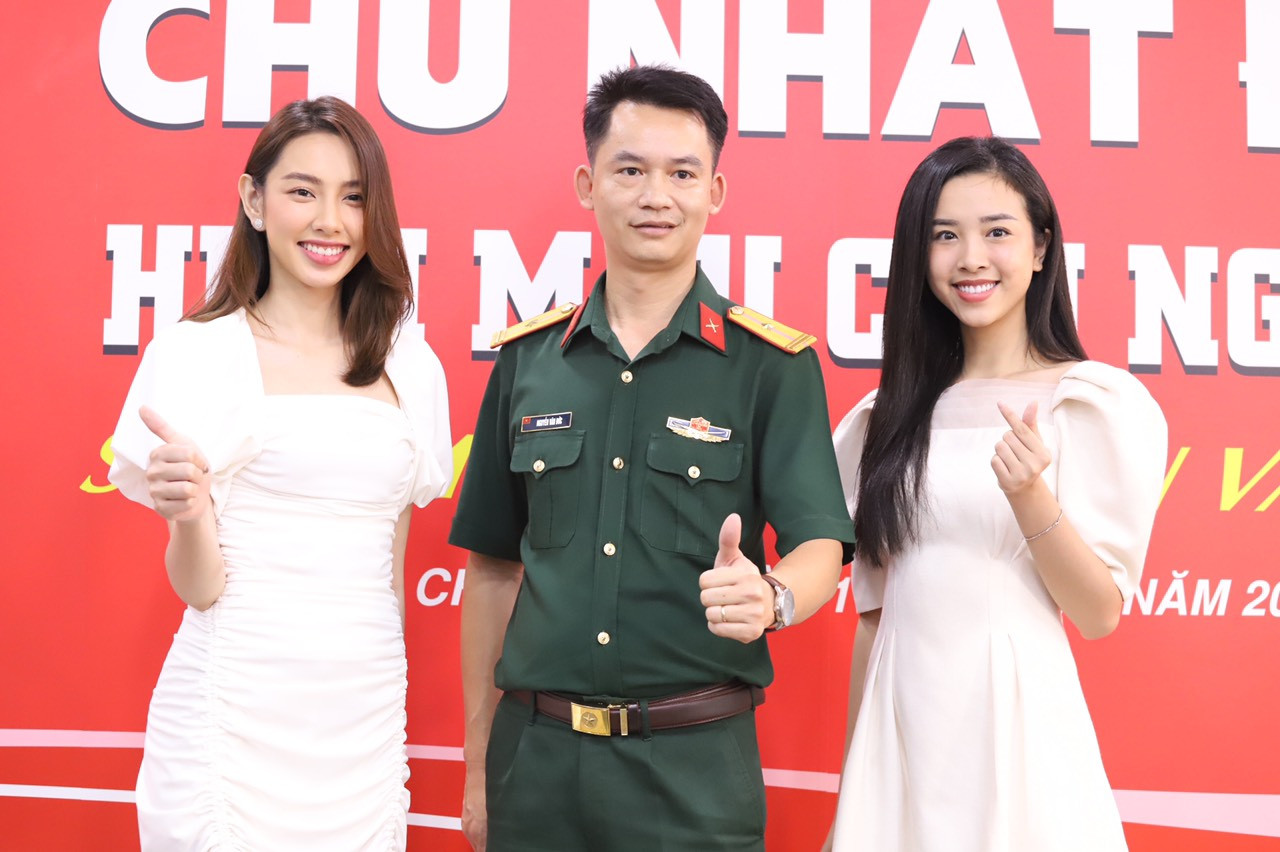 Bạn trẻ hào hứng chụp ảnh selfie cùng người đẹp Hoa hậu Việt Nam ảnh 9