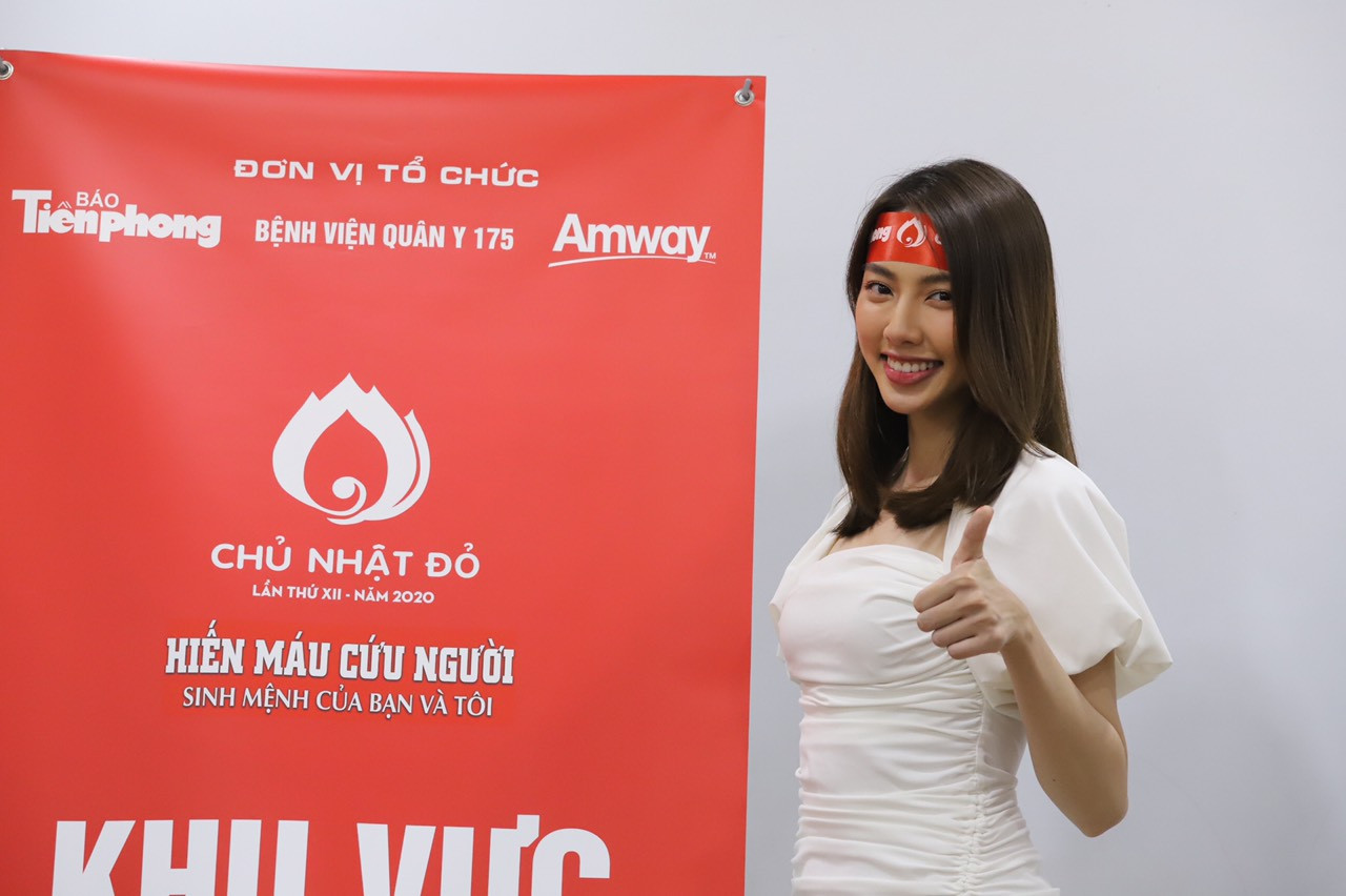 Bạn trẻ hào hứng chụp ảnh selfie cùng người đẹp Hoa hậu Việt Nam ảnh 6