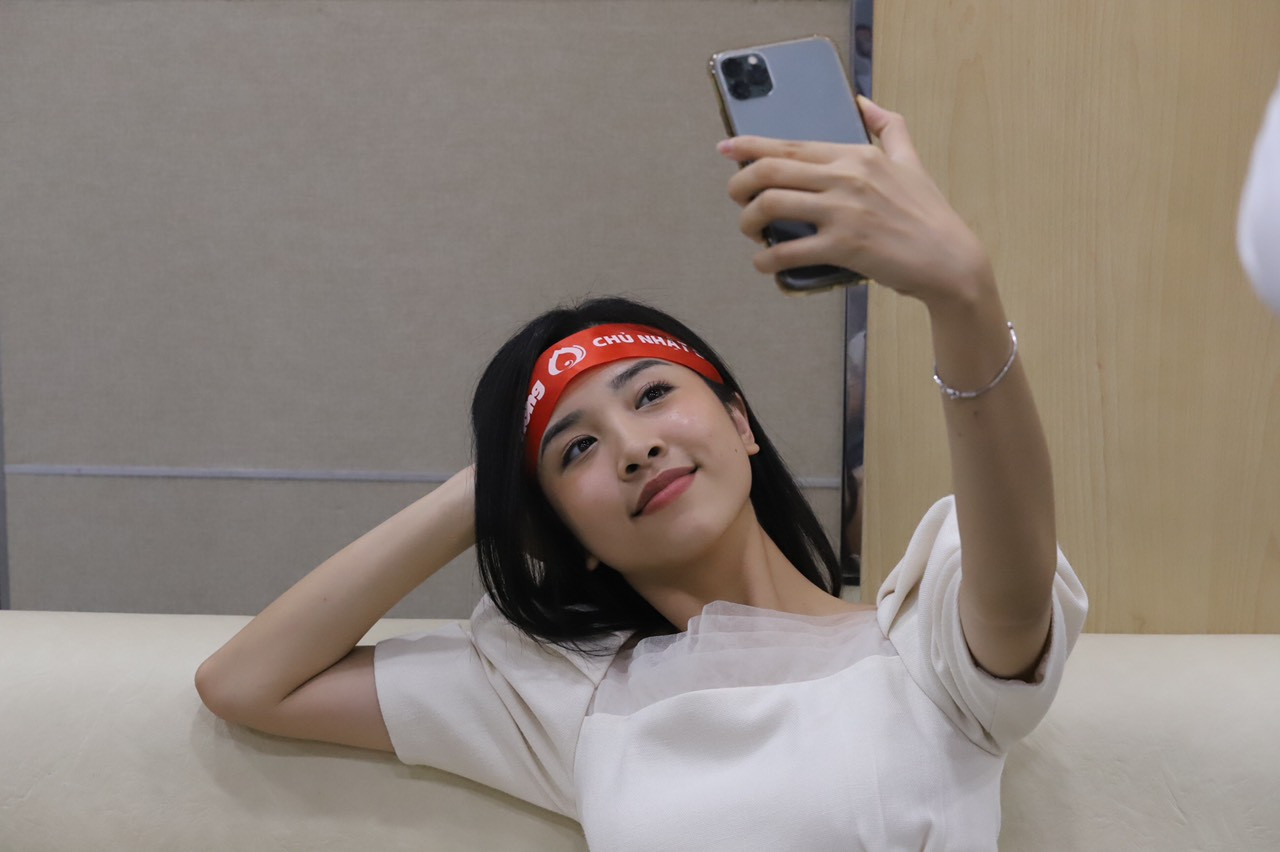 Bạn trẻ hào hứng chụp ảnh selfie cùng người đẹp Hoa hậu Việt Nam ảnh 1