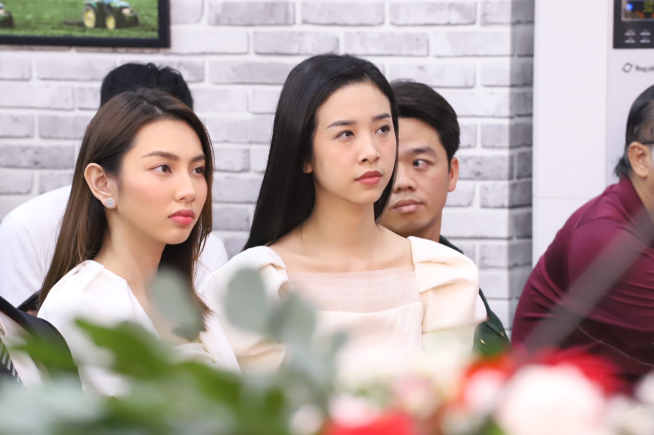 Bạn trẻ hào hứng chụp ảnh selfie cùng người đẹp Hoa hậu Việt Nam ảnh 7