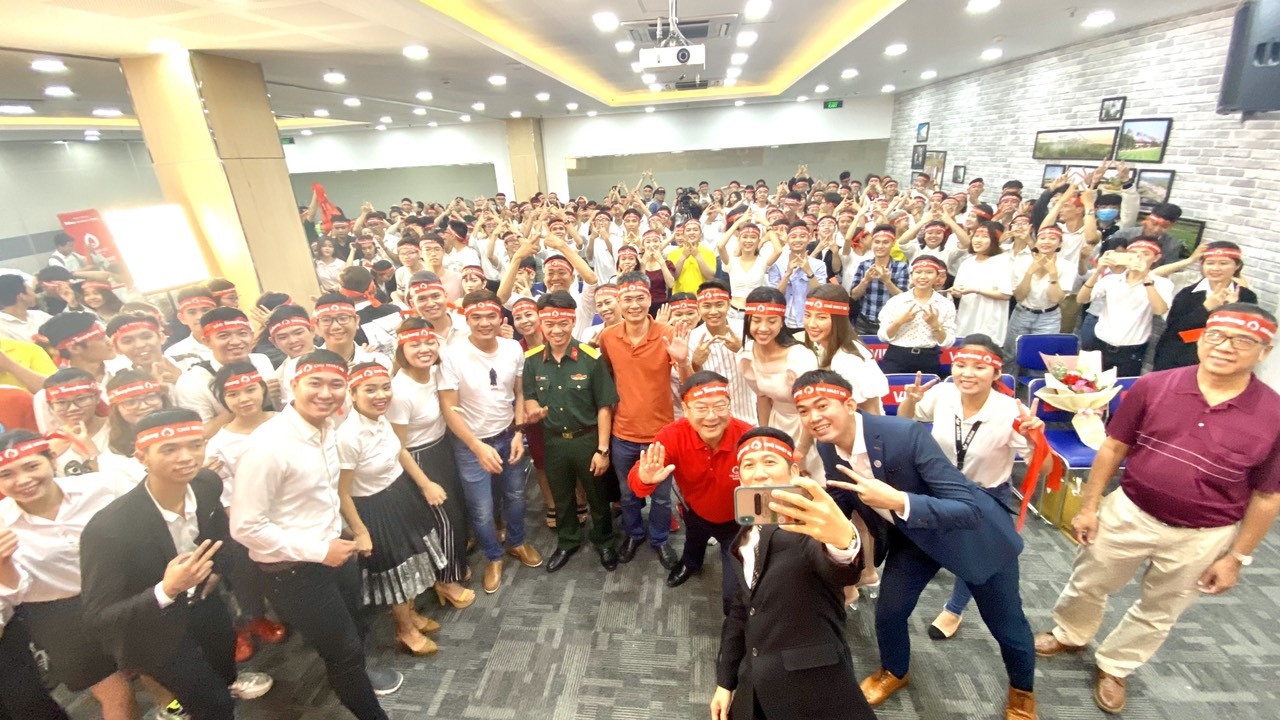 Bạn trẻ hào hứng chụp ảnh selfie cùng người đẹp Hoa hậu Việt Nam ảnh 13