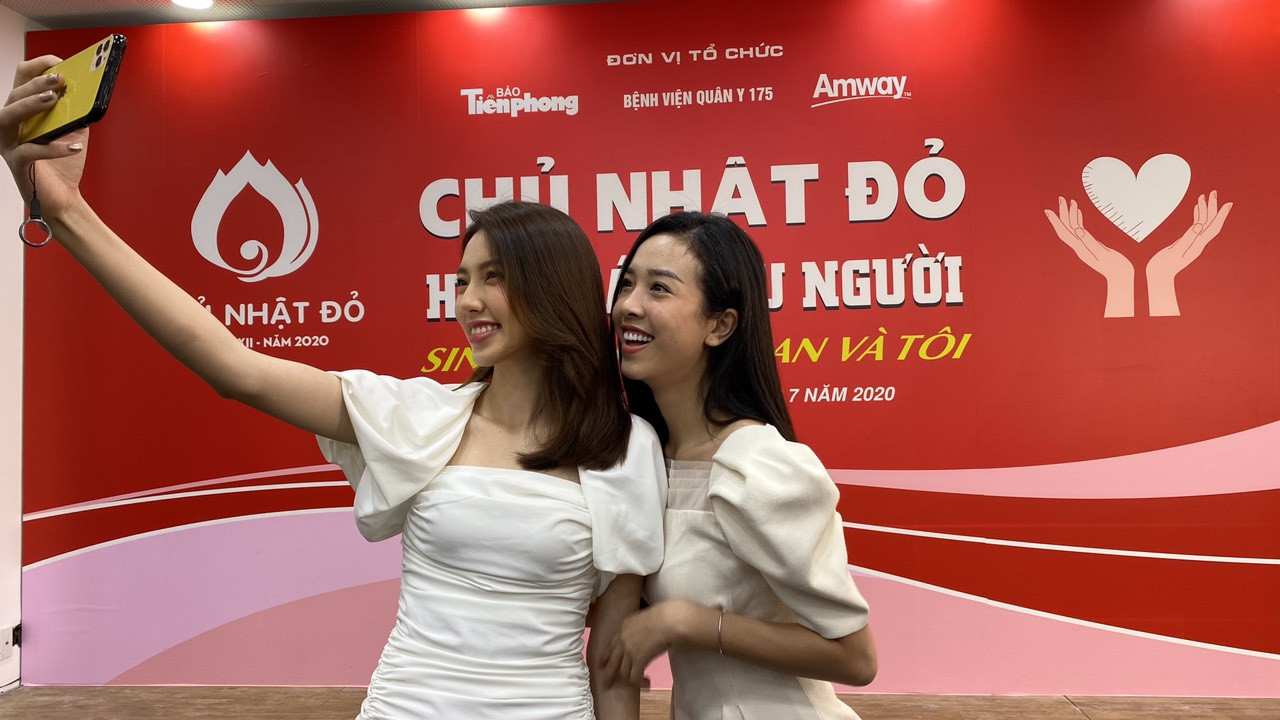 Bạn trẻ hào hứng chụp ảnh selfie cùng người đẹp Hoa hậu Việt Nam ảnh 2