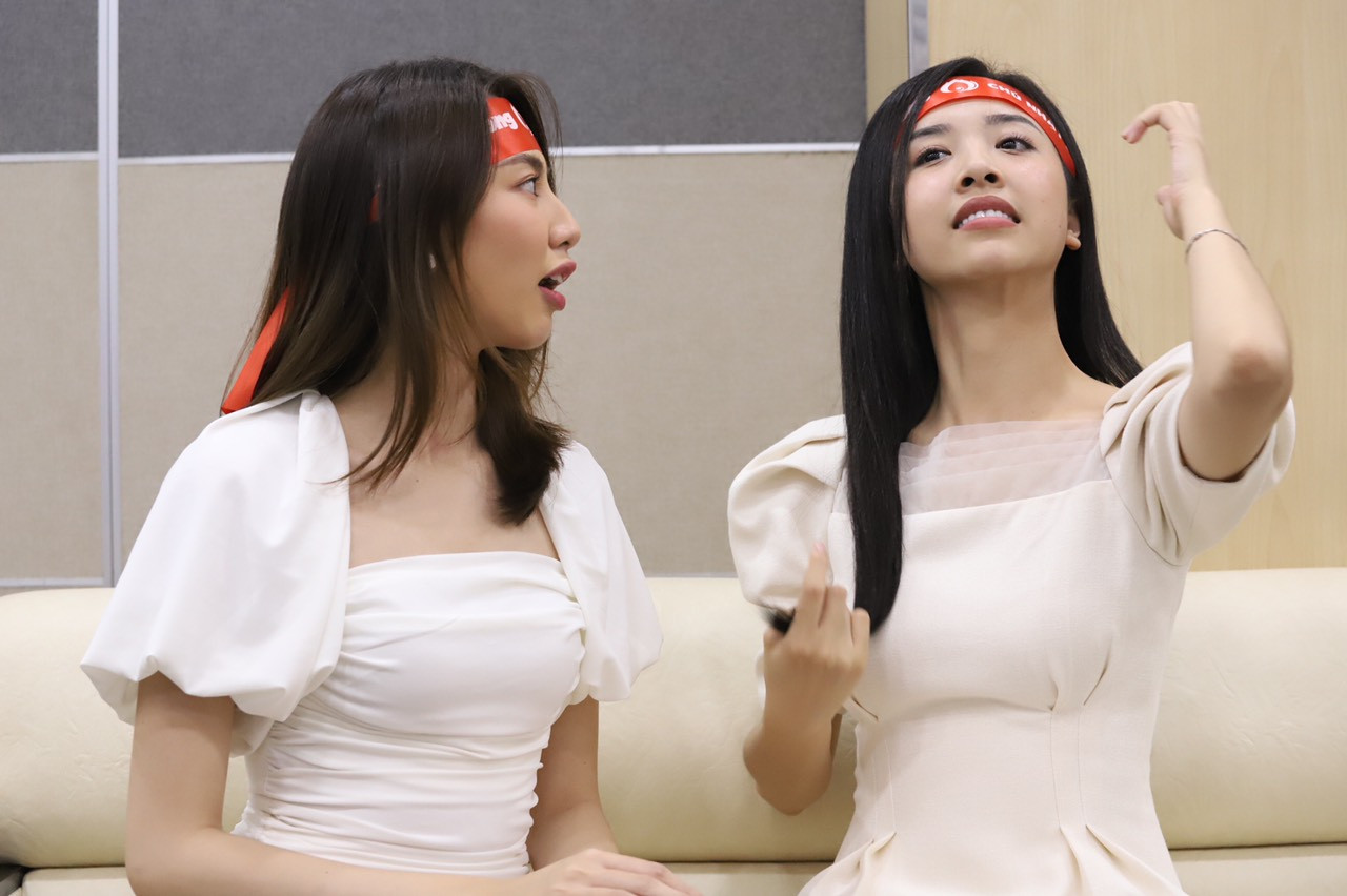 Bạn trẻ hào hứng chụp ảnh selfie cùng người đẹp Hoa hậu Việt Nam ảnh 4