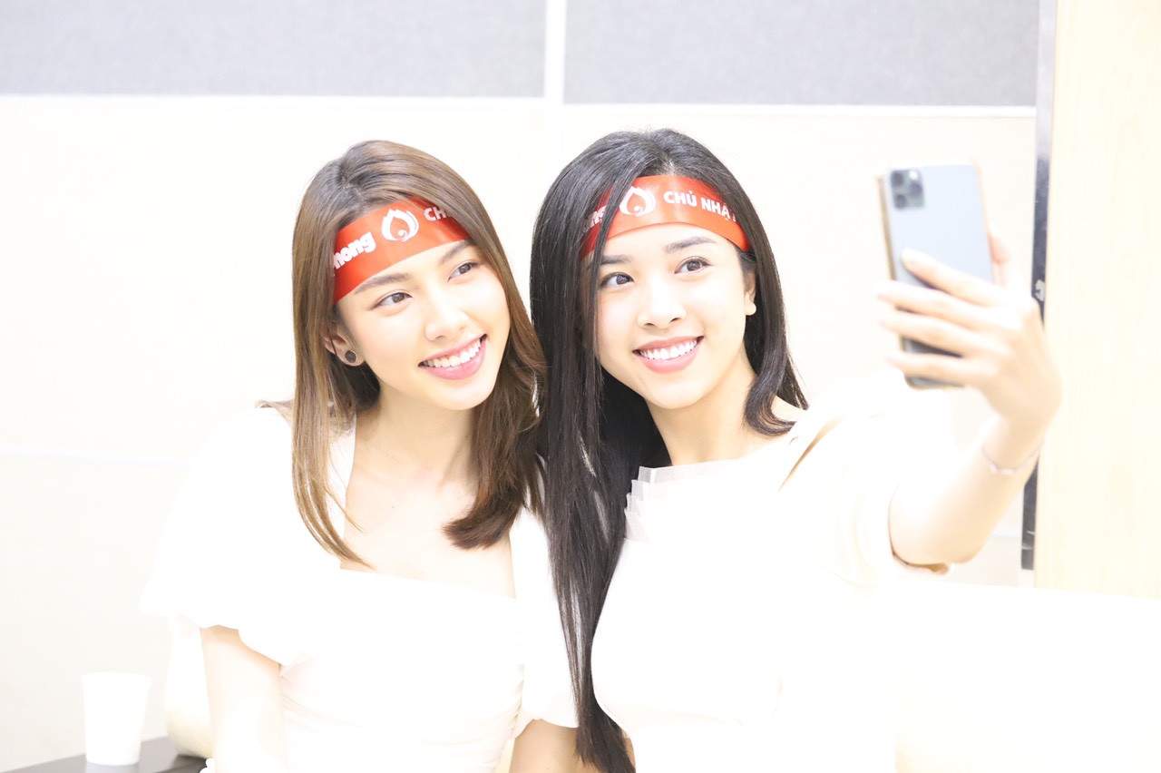 Bạn trẻ hào hứng chụp ảnh selfie cùng người đẹp Hoa hậu Việt Nam ảnh 3