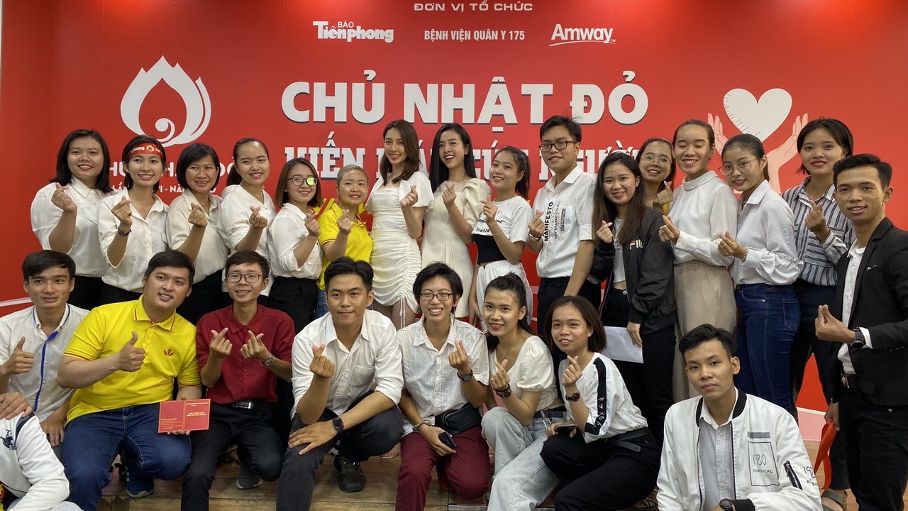 Bạn trẻ hào hứng chụp ảnh selfie cùng người đẹp Hoa hậu Việt Nam ảnh 11