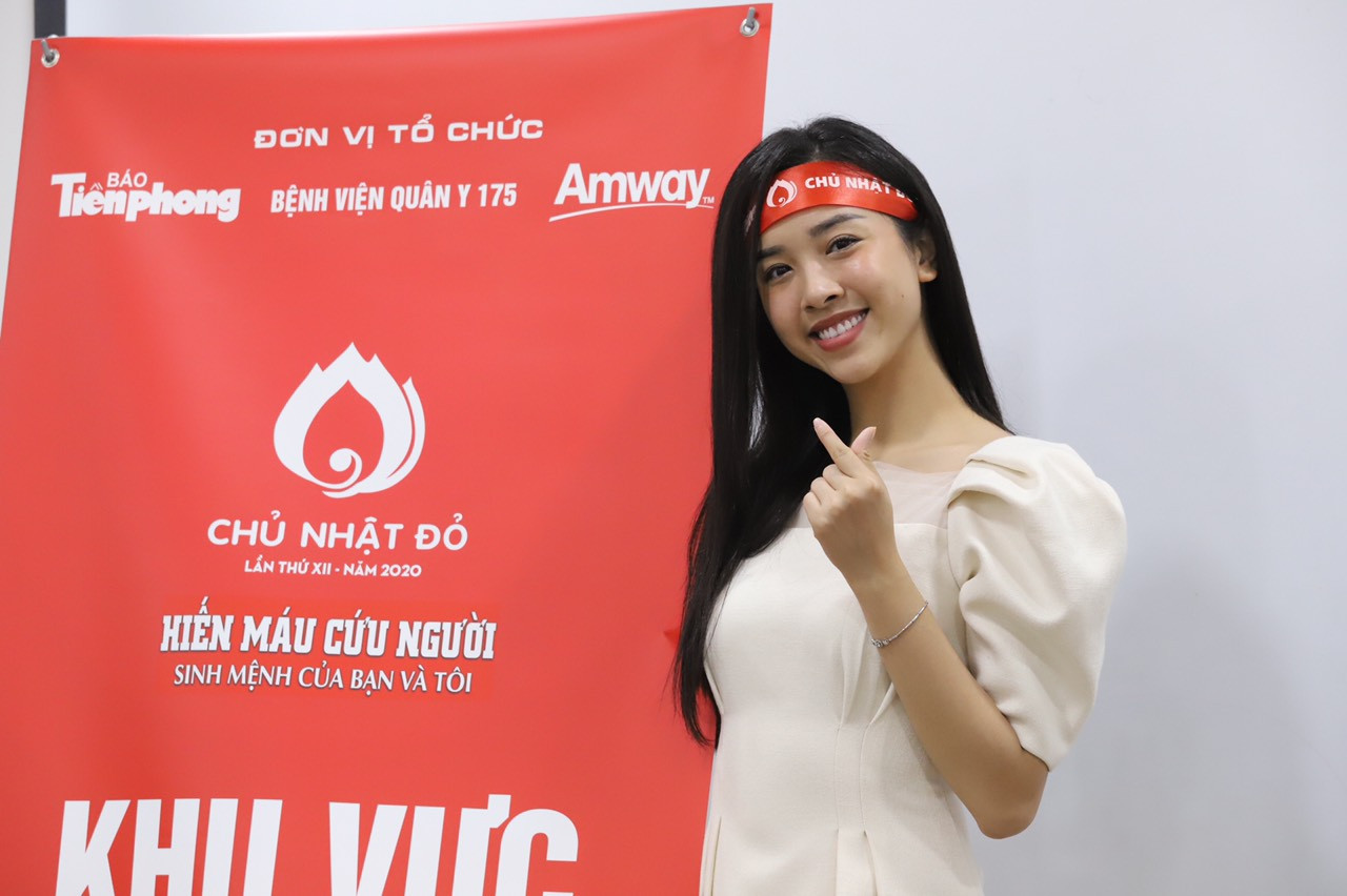 Bạn trẻ hào hứng chụp ảnh selfie cùng người đẹp Hoa hậu Việt Nam ảnh 5