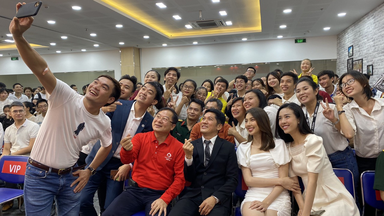 Bạn trẻ hào hứng chụp ảnh selfie cùng người đẹp Hoa hậu Việt Nam ảnh 12