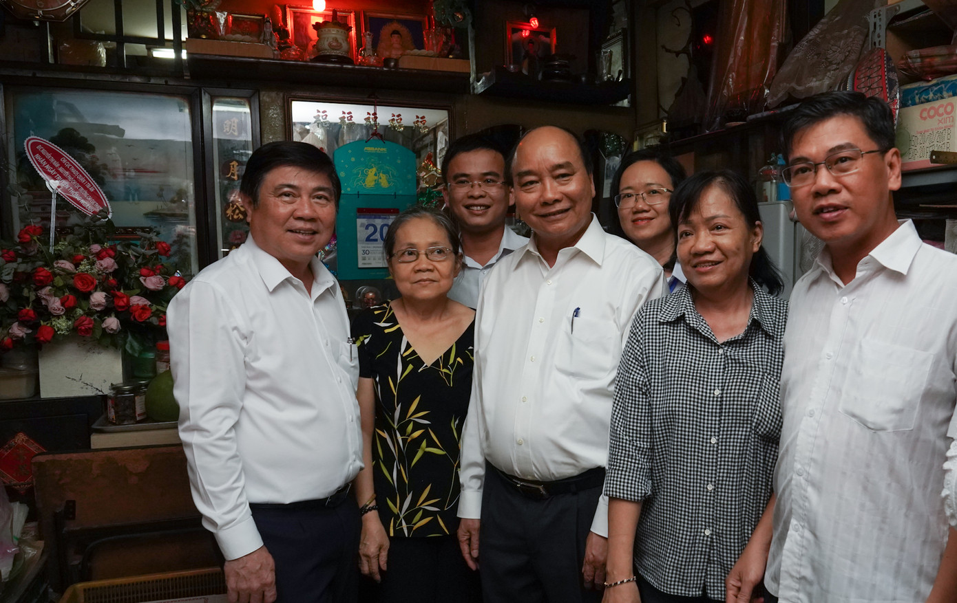 Thủ tướng Nguyễn Xuân Phúc tặng quà gia đình chính sách tại TPHCM ảnh 2