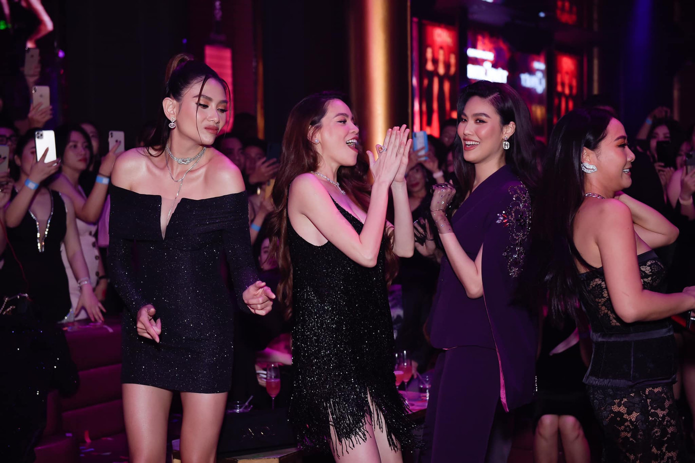 Hà Hồ mặc váy bó sát gợi cảm, không ngại 'quẩy' hết cỡ bên Kim Lý dù đang mang bầu ảnh 10