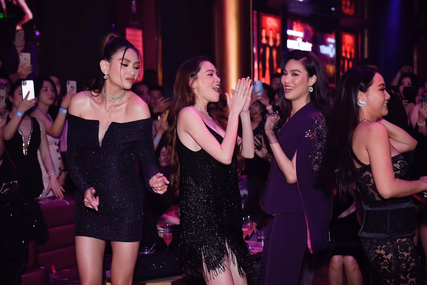 Hà Hồ mặc váy bó sát gợi cảm, không ngại 'quẩy' hết cỡ bên Kim Lý dù đang mang bầu ảnh 10