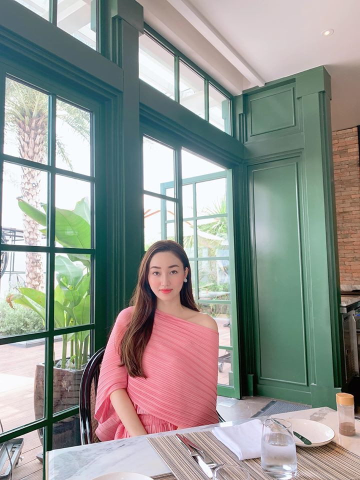 Hoa hậu Mỹ Linh, Á hậu Thuý An diện váy xẻ táo bạo khoe vẻ quyến rũ khi làm giám khảo ảnh 11