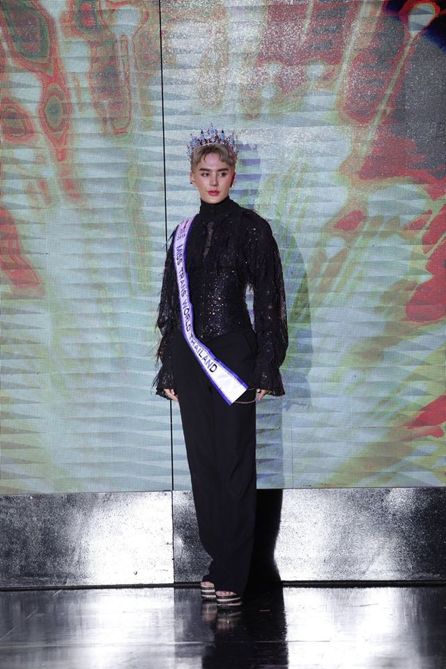 Hoa hậu chuyển giới Thái Lan xuất hiện với hình hài đàn ông khi trao lại vương miện ảnh 1