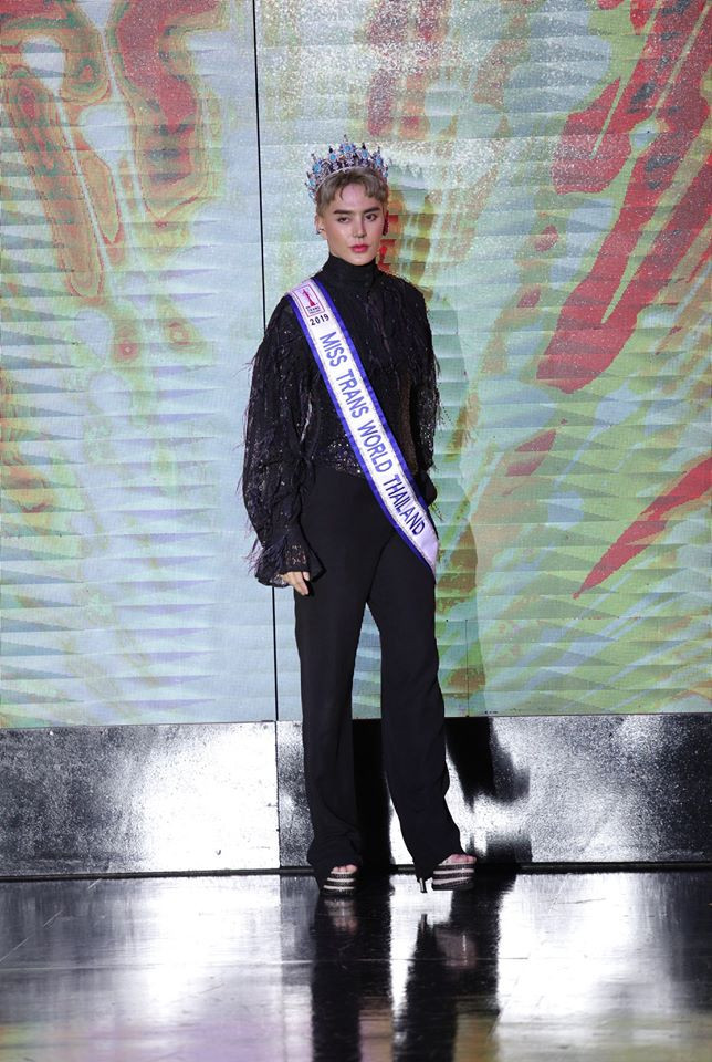 Hoa hậu chuyển giới Thái Lan xuất hiện với hình hài đàn ông khi trao lại vương miện ảnh 2