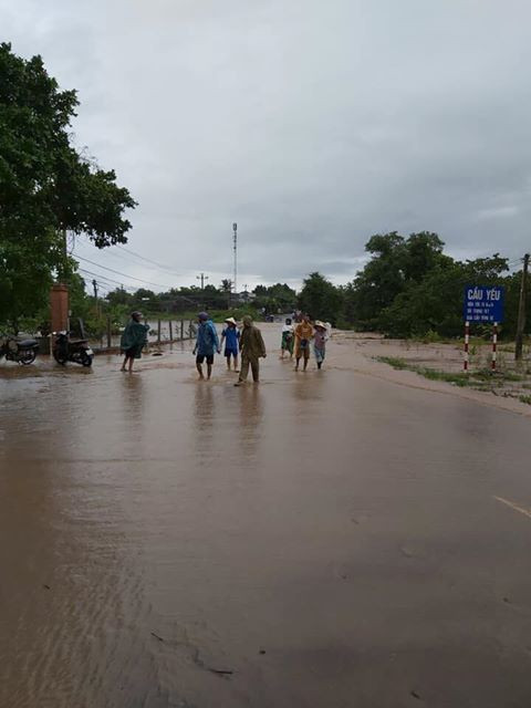 Mưa lớn Tây Nguyên: Đường sá bị chia cắt, khẩn trương di dời dân khỏi vùng ngập ảnh 2