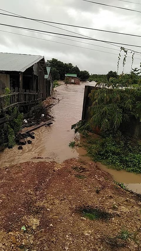 Mưa lớn Tây Nguyên: Đường sá bị chia cắt, khẩn trương di dời dân khỏi vùng ngập ảnh 1