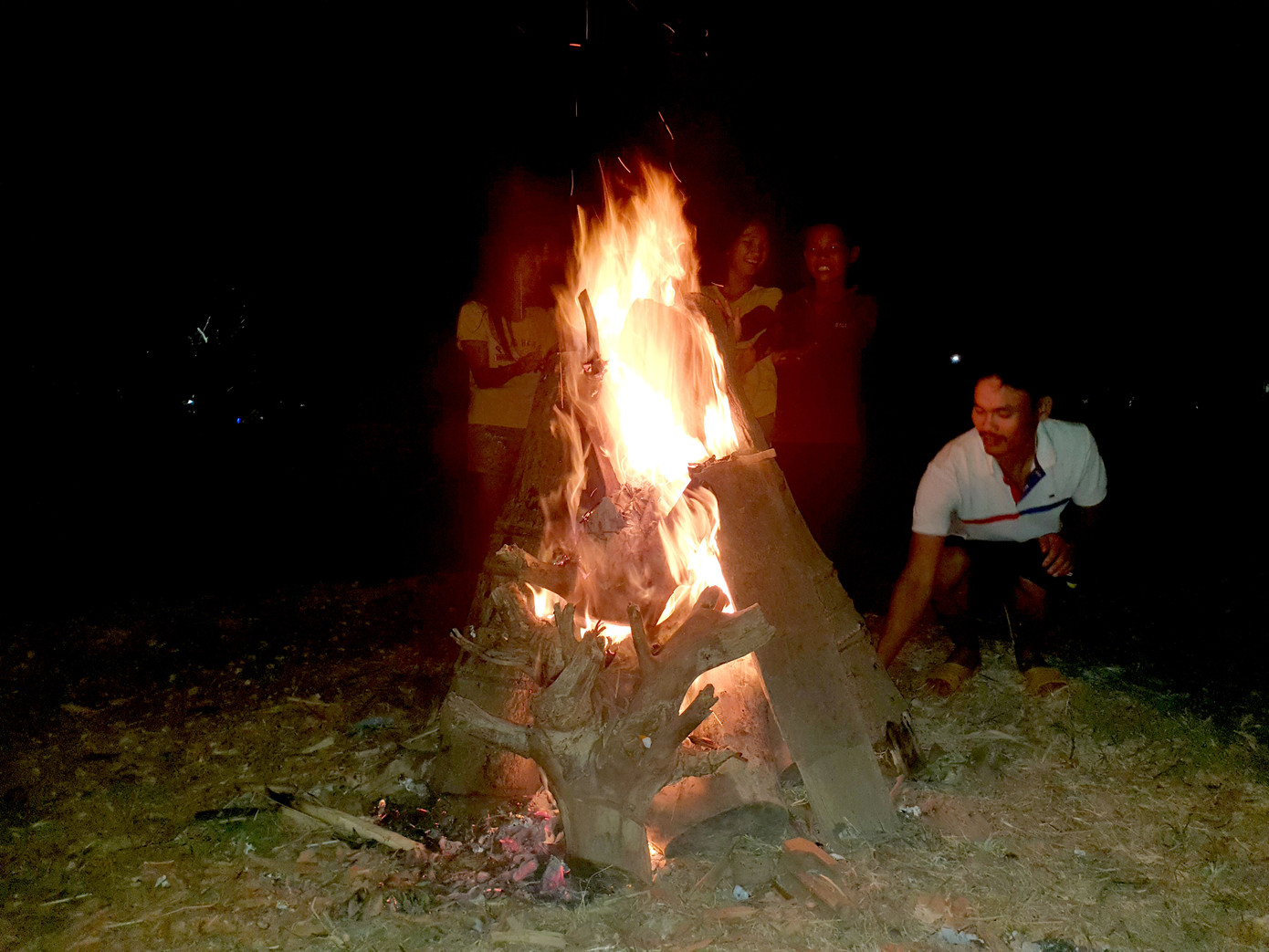 Vùng biên rực sáng pháo hoa 'củi' đêm giao thừa ảnh 4