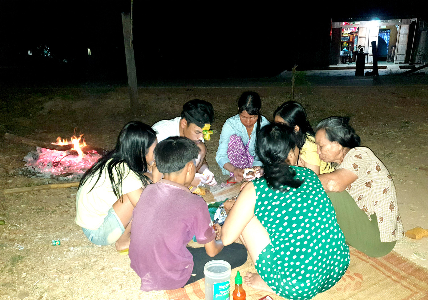 Vùng biên rực sáng pháo hoa 'củi' đêm giao thừa ảnh 8