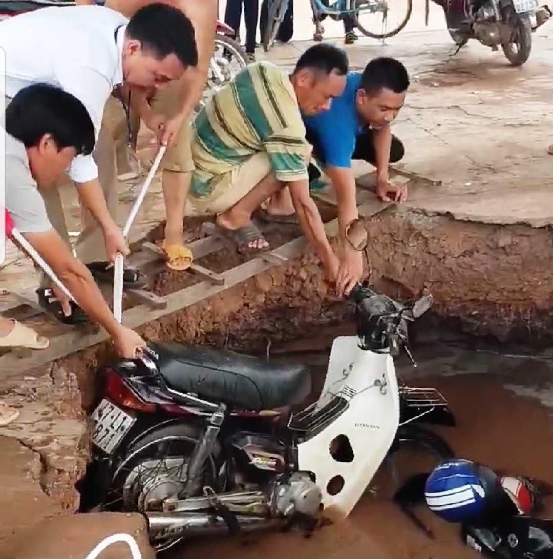 Hố tử thần nuốt 2 xe máy trong trường tiểu học ảnh 1