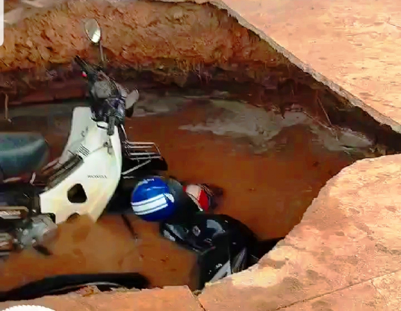 Hố tử thần nuốt 2 xe máy trong trường tiểu học ảnh 2