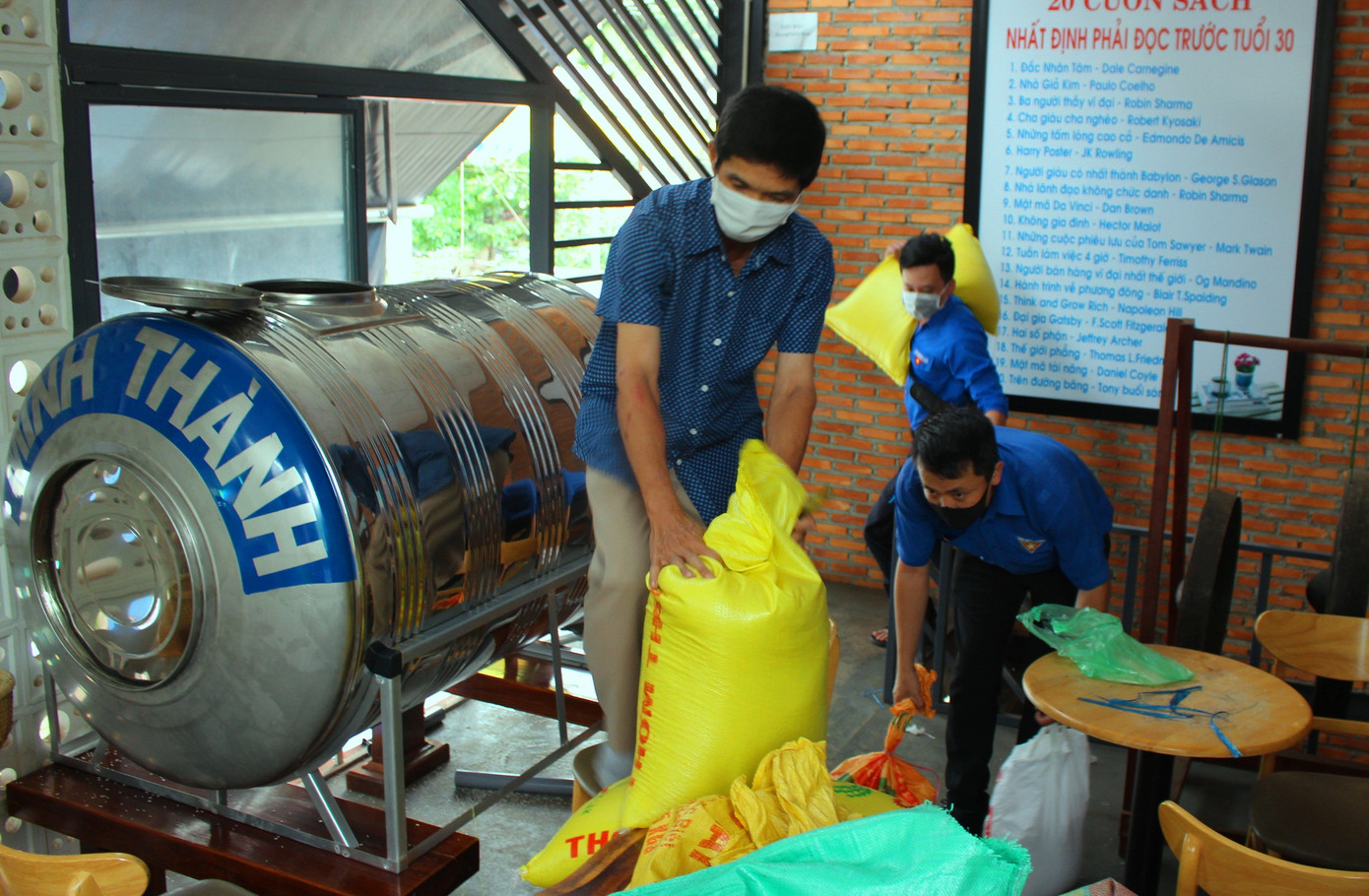 Xếp hàng nhận gạo tại cây ATM do thanh niên Đắk Lắk lập ảnh 5