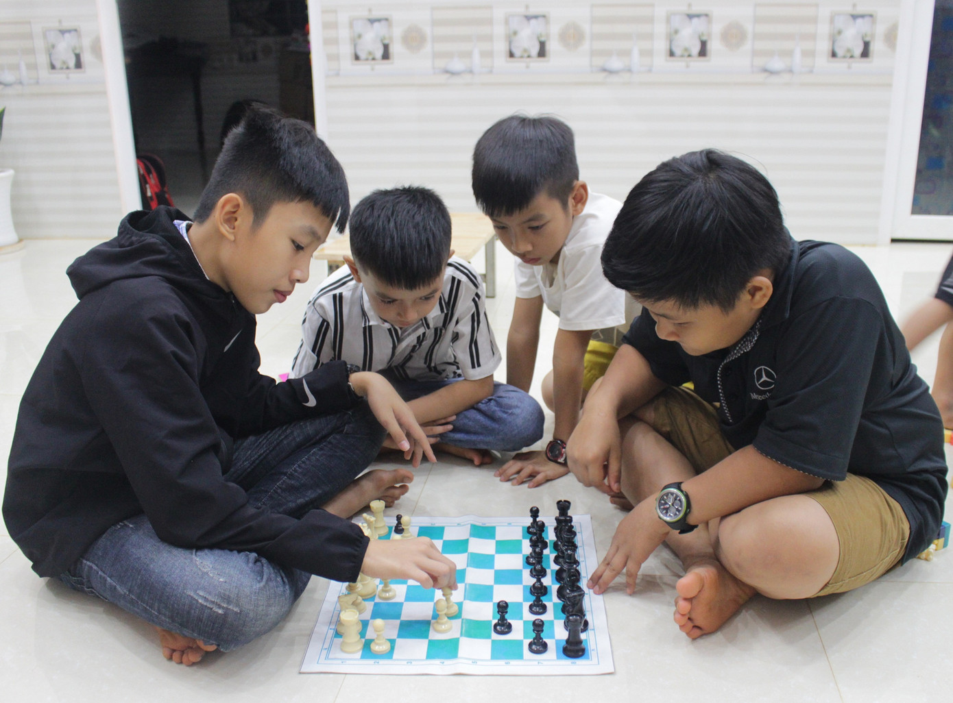 Thầy cô biến nhà riêng thành nơi dạy miễn phí cho trẻ em vùng sâu ảnh 2