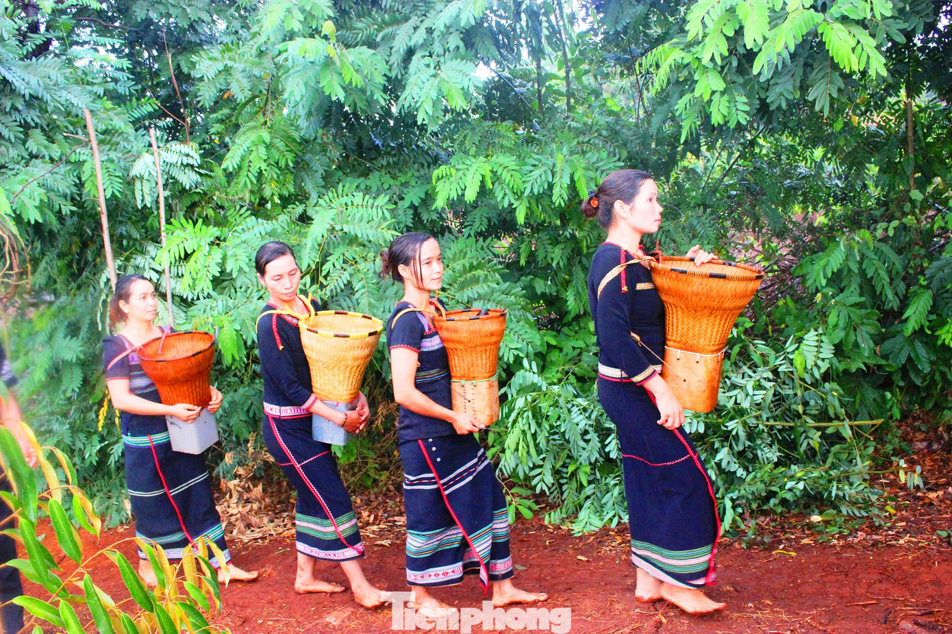 Làm lễ cầu mưa, mây đen kéo đến, trút nước ầm ầm ảnh 5