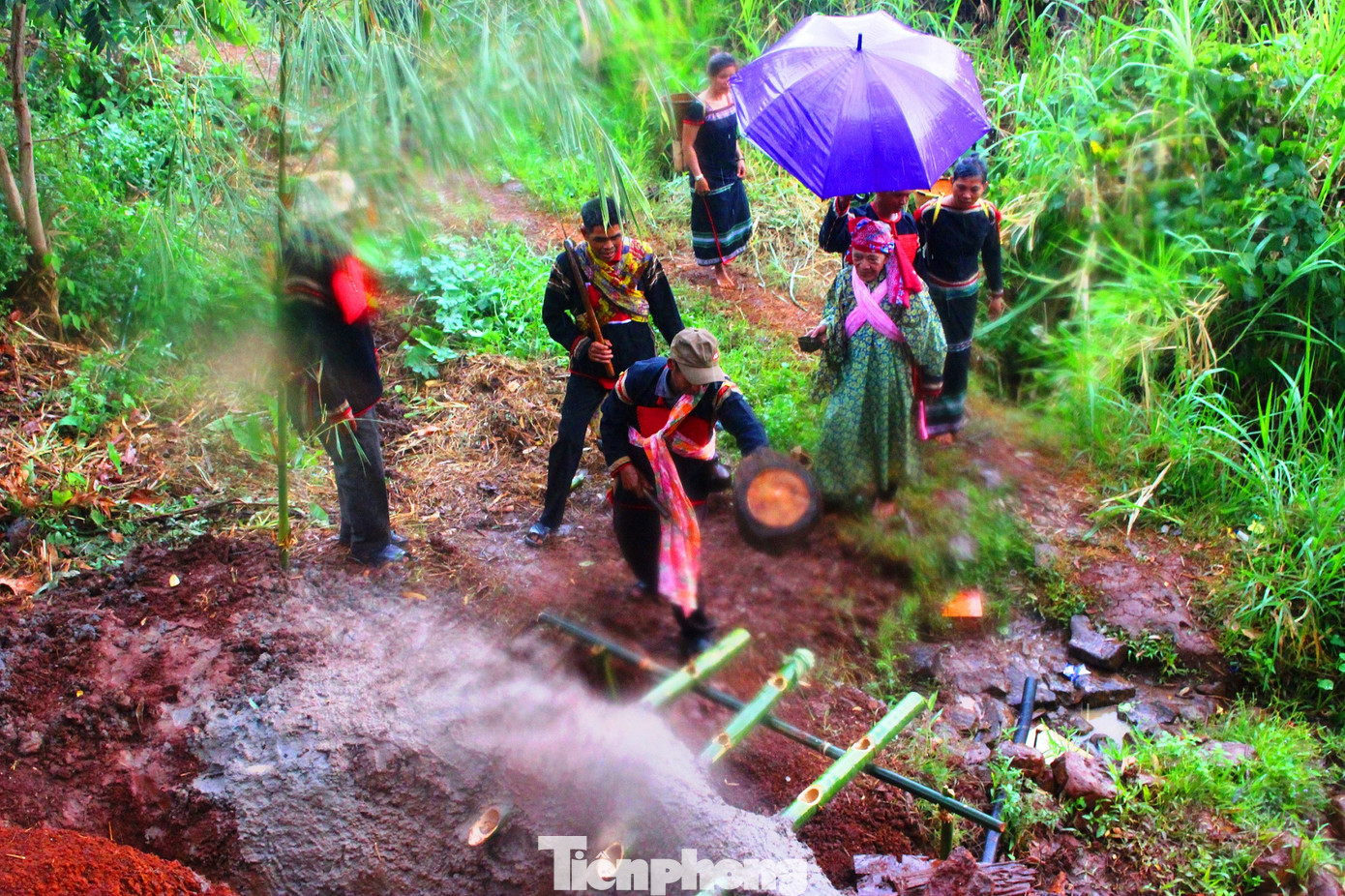 Làm lễ cầu mưa, mây đen kéo đến, trút nước ầm ầm ảnh 3