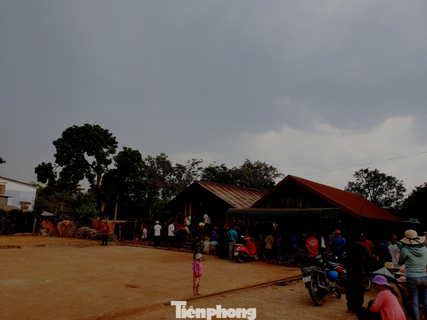 Làm lễ cầu mưa, mây đen kéo đến, trút nước ầm ầm ảnh 6