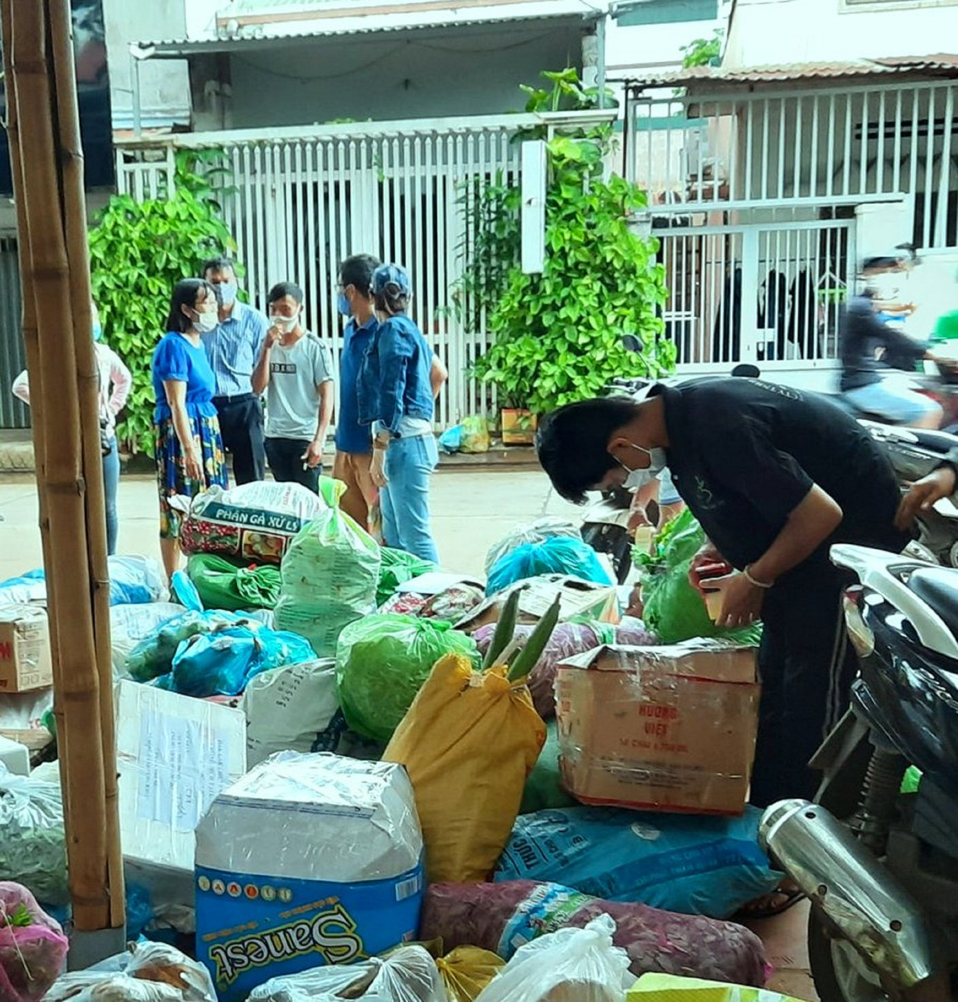 Những hành động đẹp ấm áp tình người trong mùa dịch ảnh 5