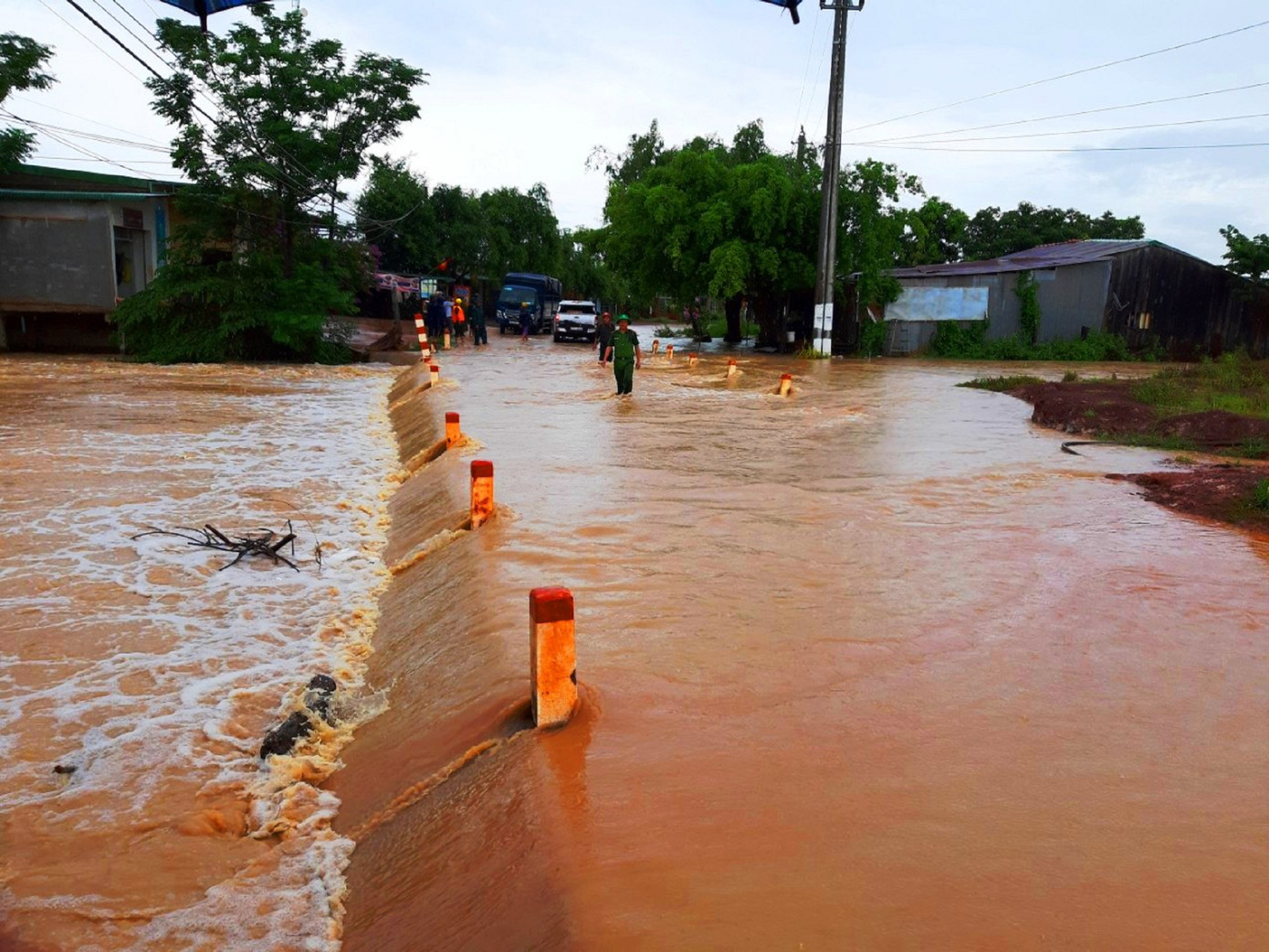 Vùng biên Đắk Lắk ngập sâu trong nước sau cơn mưa kéo dài ảnh 5
