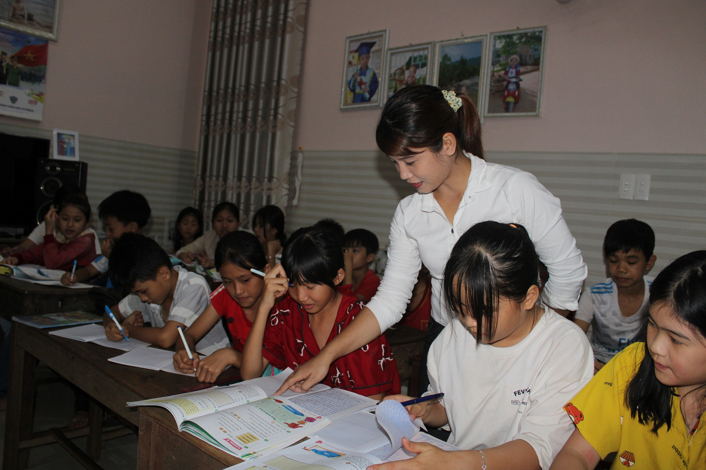 Thầy cô biến nhà riêng thành nơi dạy miễn phí cho trẻ em vùng sâu ảnh 1