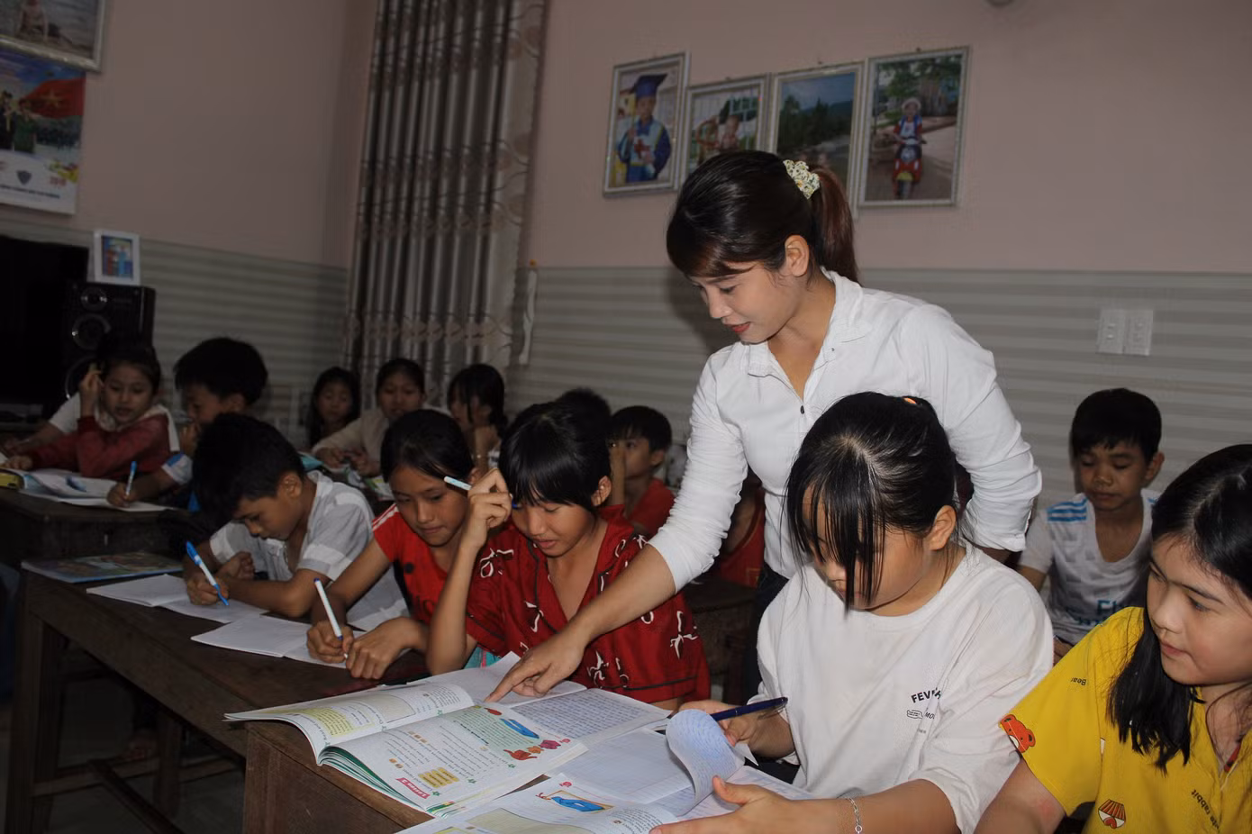 Thầy cô biến nhà riêng thành nơi dạy miễn phí cho trẻ em vùng sâu ảnh 1