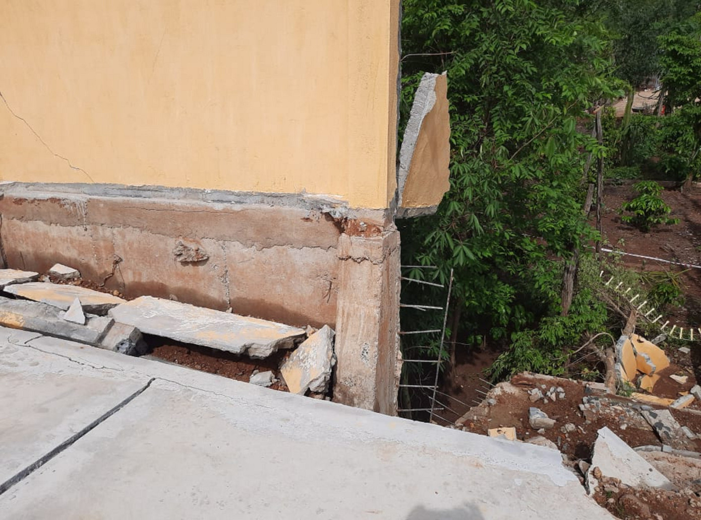 Sân đa năng, kè chắn đất hơn 3 tỷ đồng chưa bàn giao đã đổ sập ảnh 2