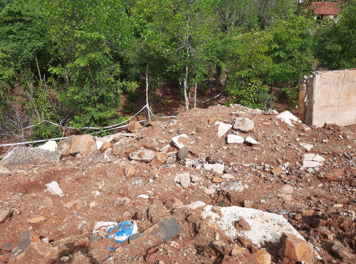 Sân đa năng, kè chắn đất hơn 3 tỷ đồng chưa bàn giao đã đổ sập ảnh 1