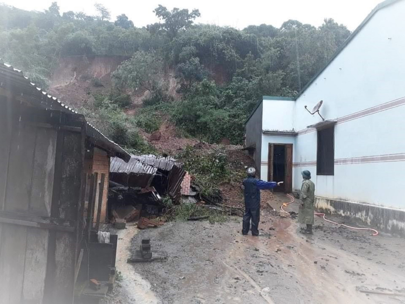 Đắk Lắk: Nhiều điểm sạt lở, nhà cửa sập hoàn toàn sau mưa lớn kéo dài ảnh 2