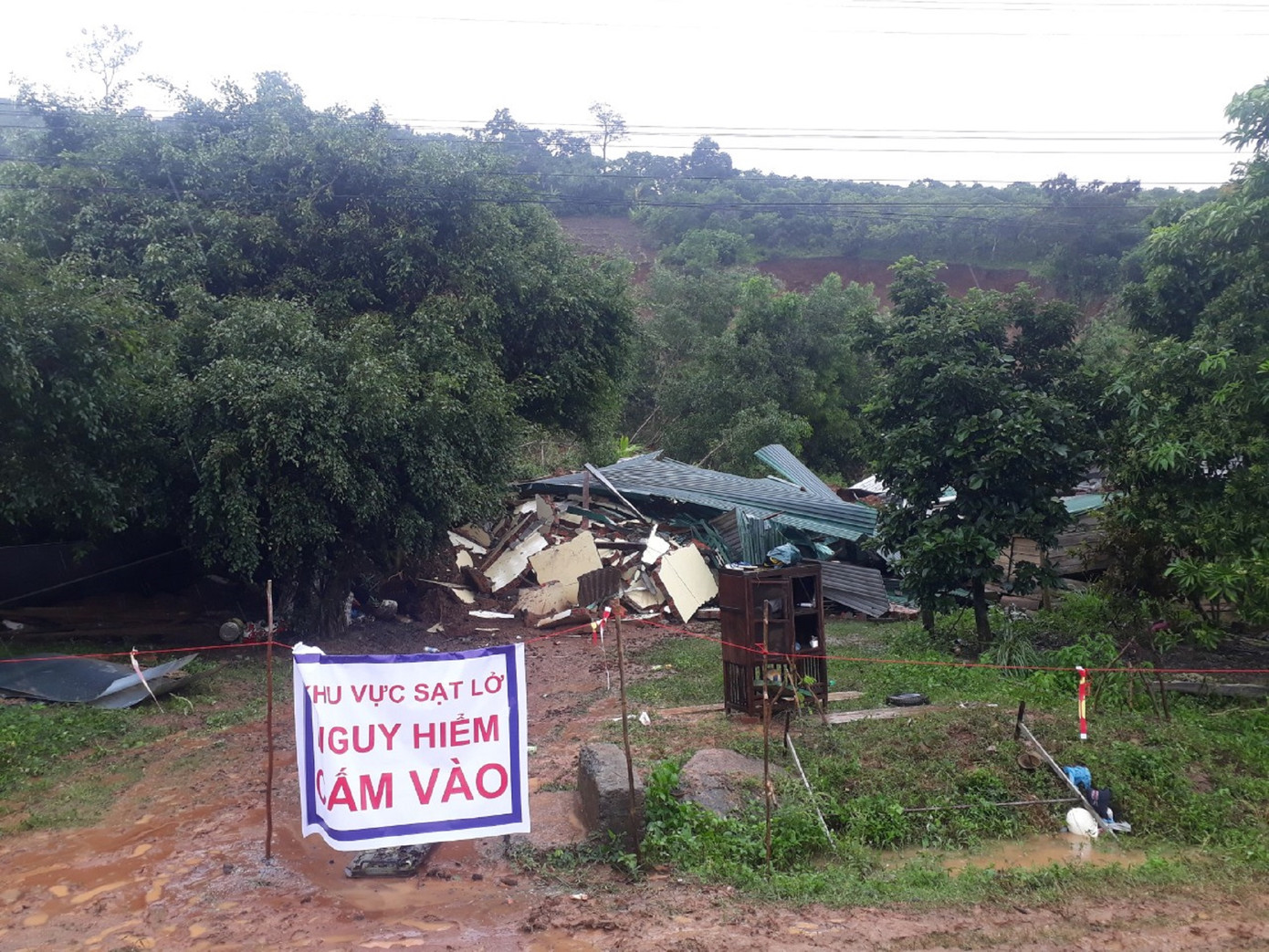 Đắk Lắk: Nhiều điểm sạt lở, nhà cửa sập hoàn toàn sau mưa lớn kéo dài ảnh 1