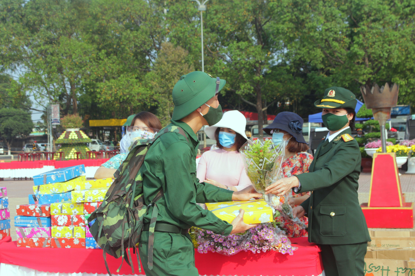 Tân binh các tỉnh thành náo nức lên đường nhập ngũ ảnh 7