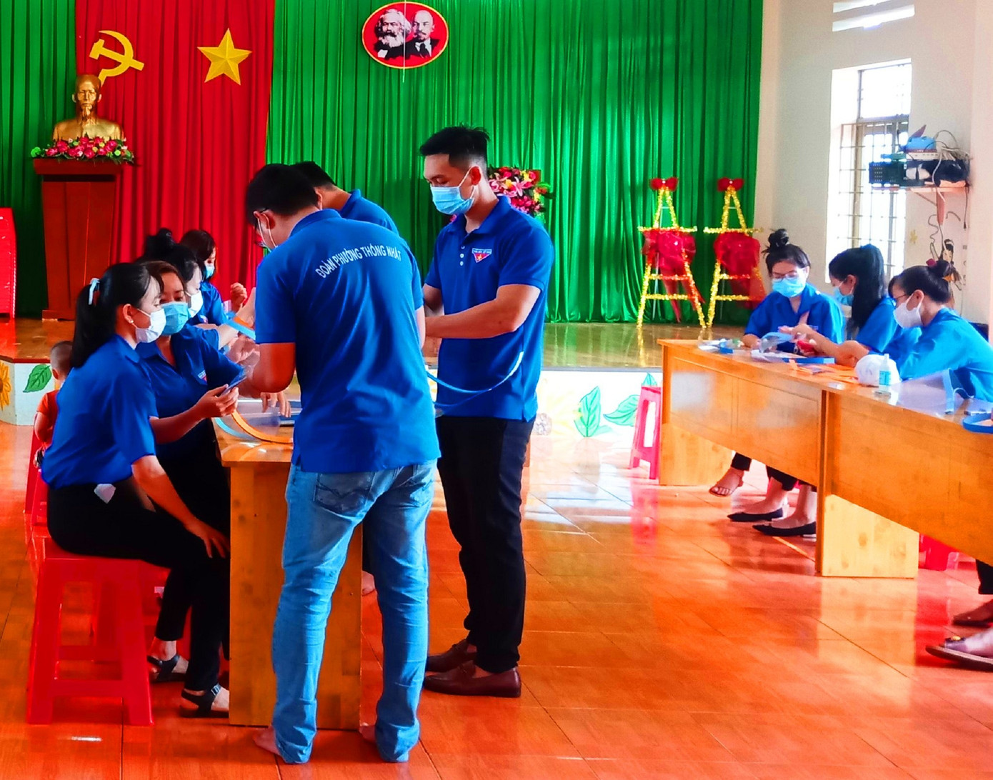 ‘Áo xanh’ Buôn Ma Thuột vào tận nơi phong tỏa tiếp tế cơm, gạo... cho dân ảnh 6