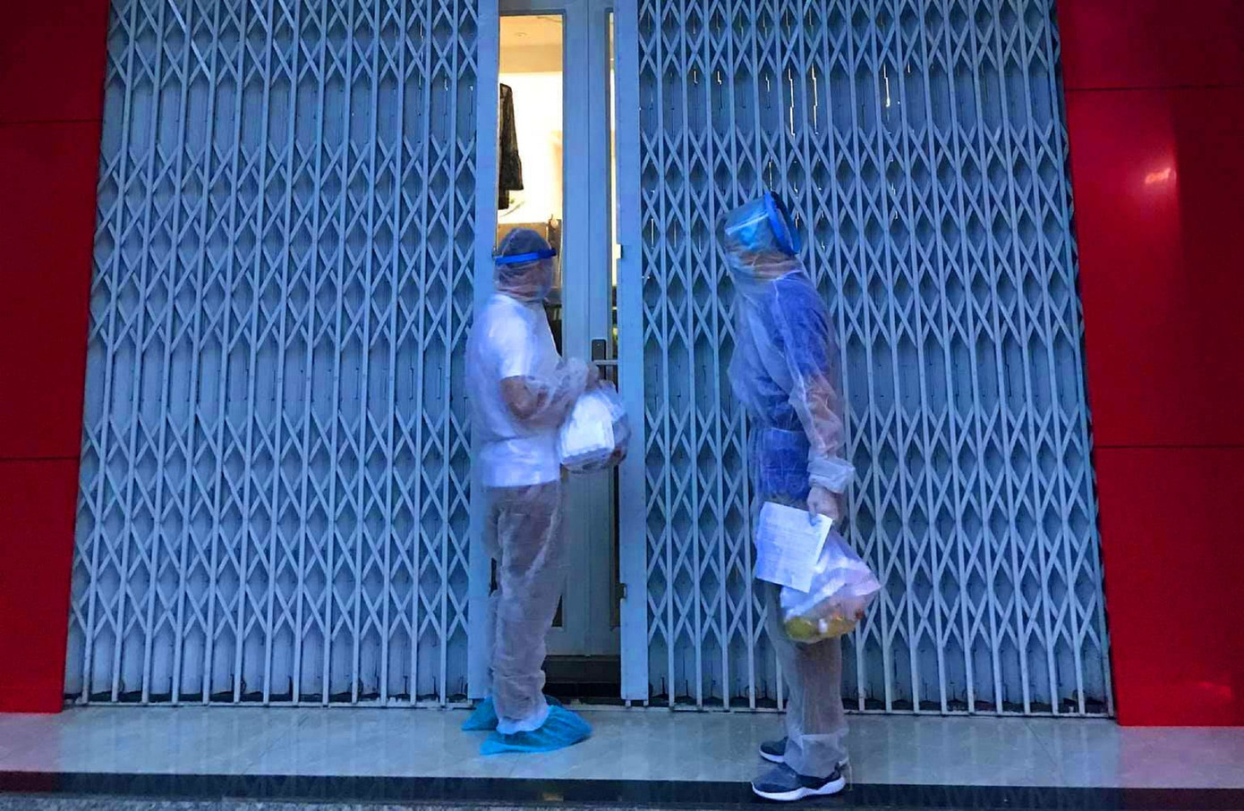 ‘Áo xanh’ Buôn Ma Thuột vào tận nơi phong tỏa tiếp tế cơm, gạo... cho dân ảnh 4