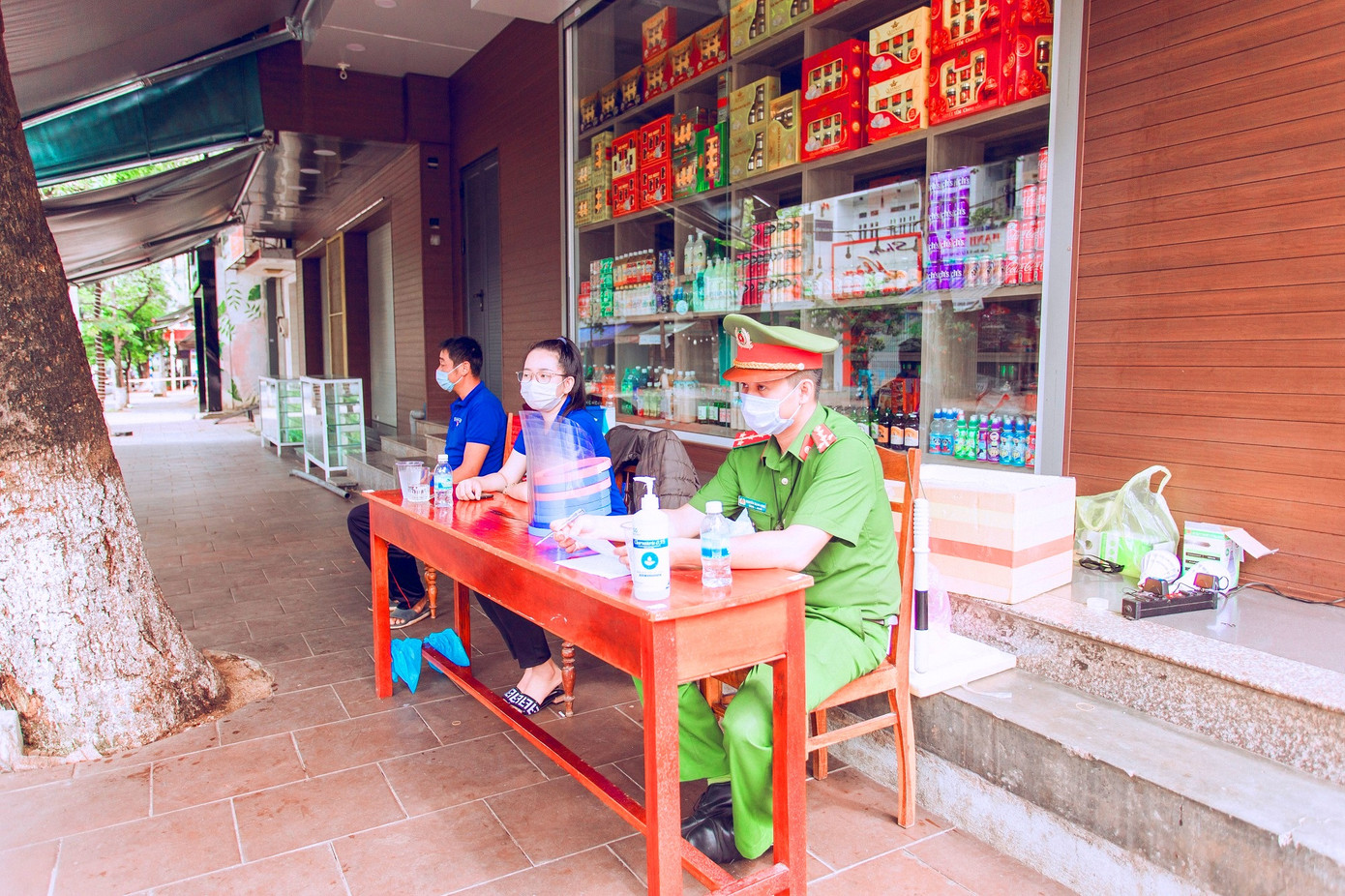 ‘Áo xanh’ Buôn Ma Thuột vào tận nơi phong tỏa tiếp tế cơm, gạo... cho dân ảnh 2
