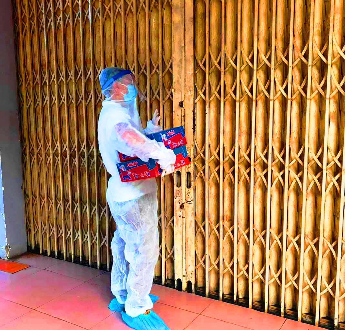 ‘Áo xanh’ Buôn Ma Thuột vào tận nơi phong tỏa tiếp tế cơm, gạo... cho dân ảnh 3