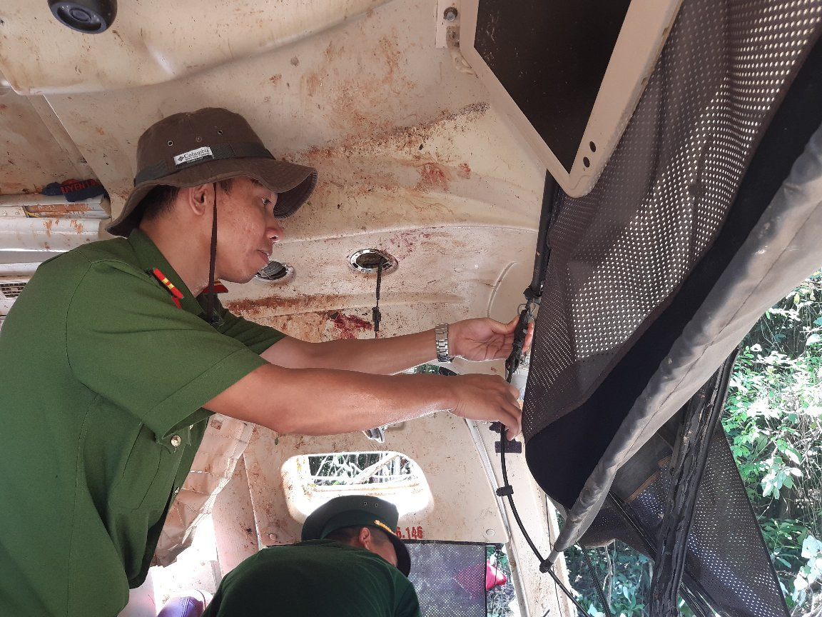 Cận cảnh hiện trường xe khách lao xuống vực khiến ít nhất 5 người chết ảnh 4