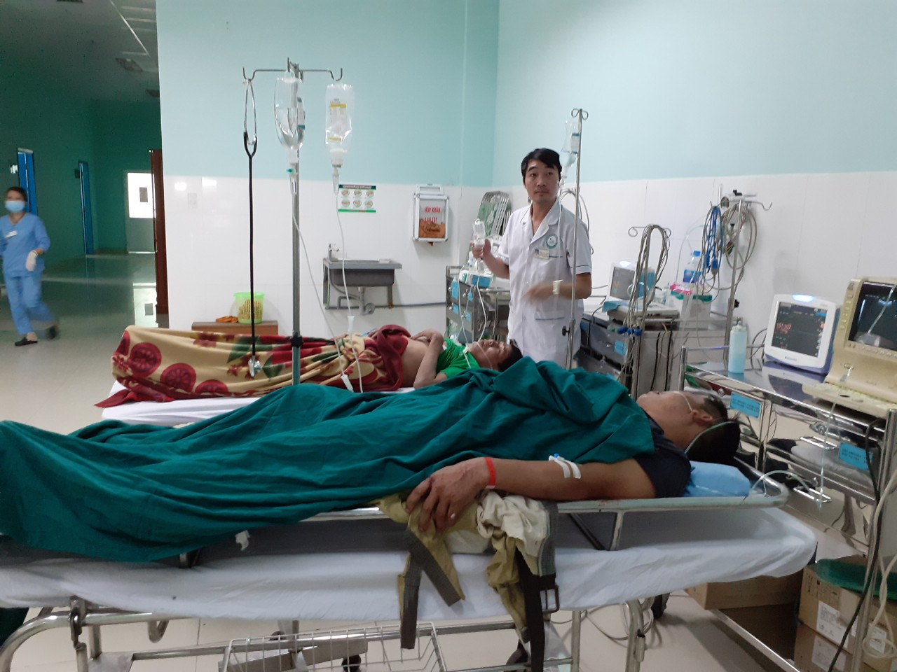 Cấp cứu hơn 30 nạn nhân bị thương trong vụ xe khách lao xuống vực ở Kon Tum ảnh 2