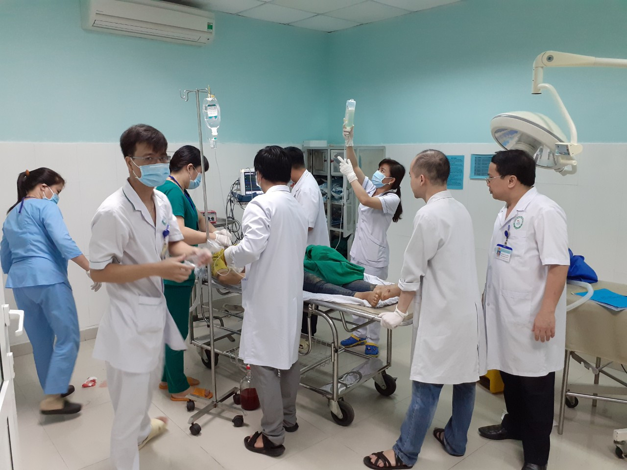 Cấp cứu hơn 30 nạn nhân bị thương trong vụ xe khách lao xuống vực ở Kon Tum ảnh 3