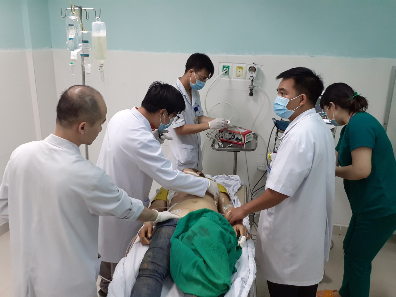 Cấp cứu hơn 30 nạn nhân bị thương trong vụ xe khách lao xuống vực ở Kon Tum ảnh 1